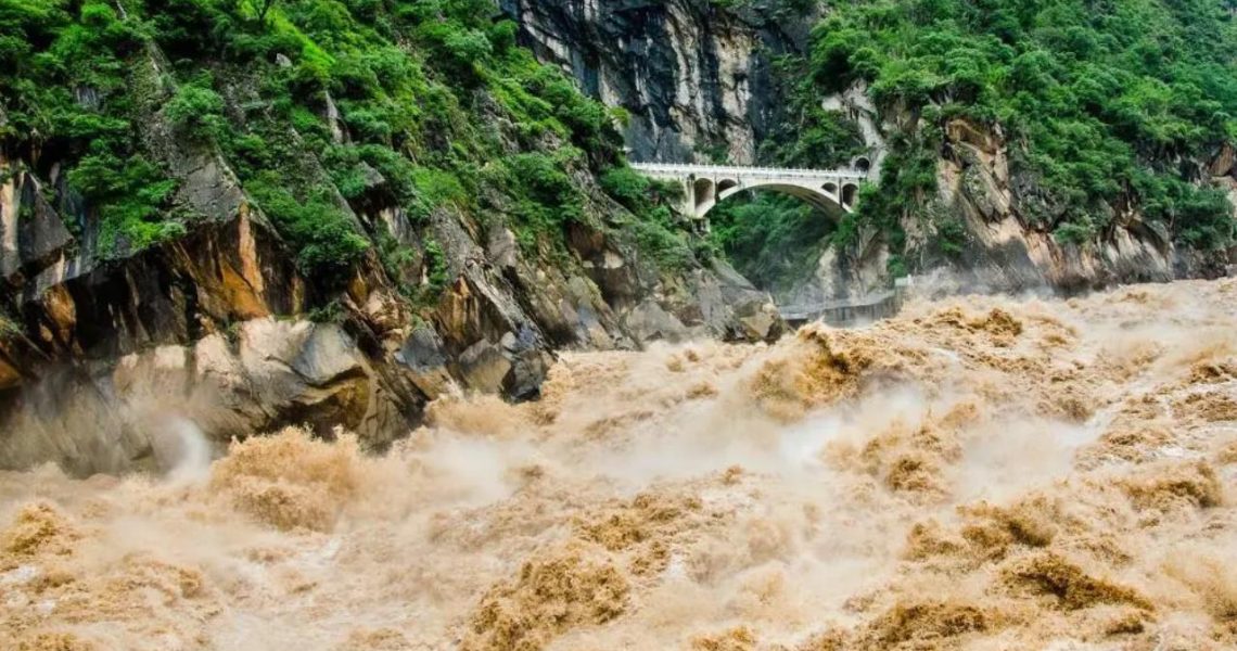 Realistic Cases Reveal the Life Challenges and Adversity Response of Dream Mountain Floods