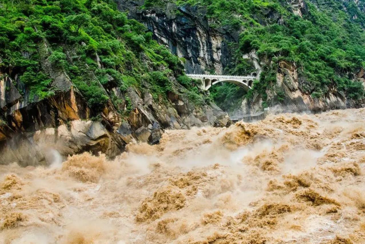 Realistic Cases Reveal the Life Challenges and Adversity Response of Dream Mountain Floods